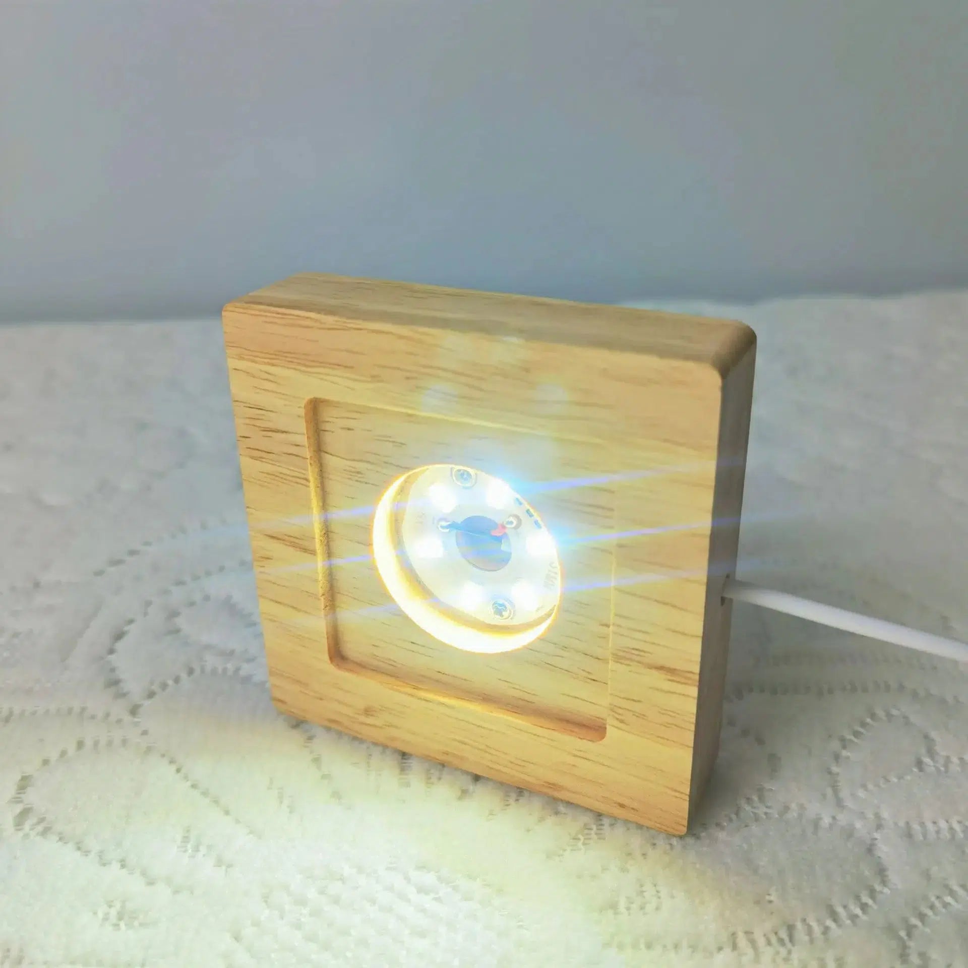 Base lumineuse d'ornement à LED carrée en bois et verre en cristal