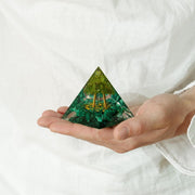 Pyramide Orgonite «Arbre de Vie» Malachite, Péridot et feuilles d’or