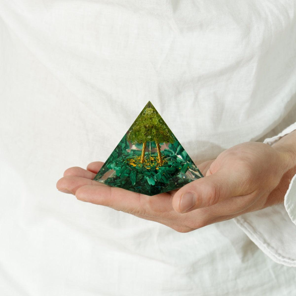 Pyramide Orgonite «Arbre de Vie» Malachite, Péridot et feuilles d’or