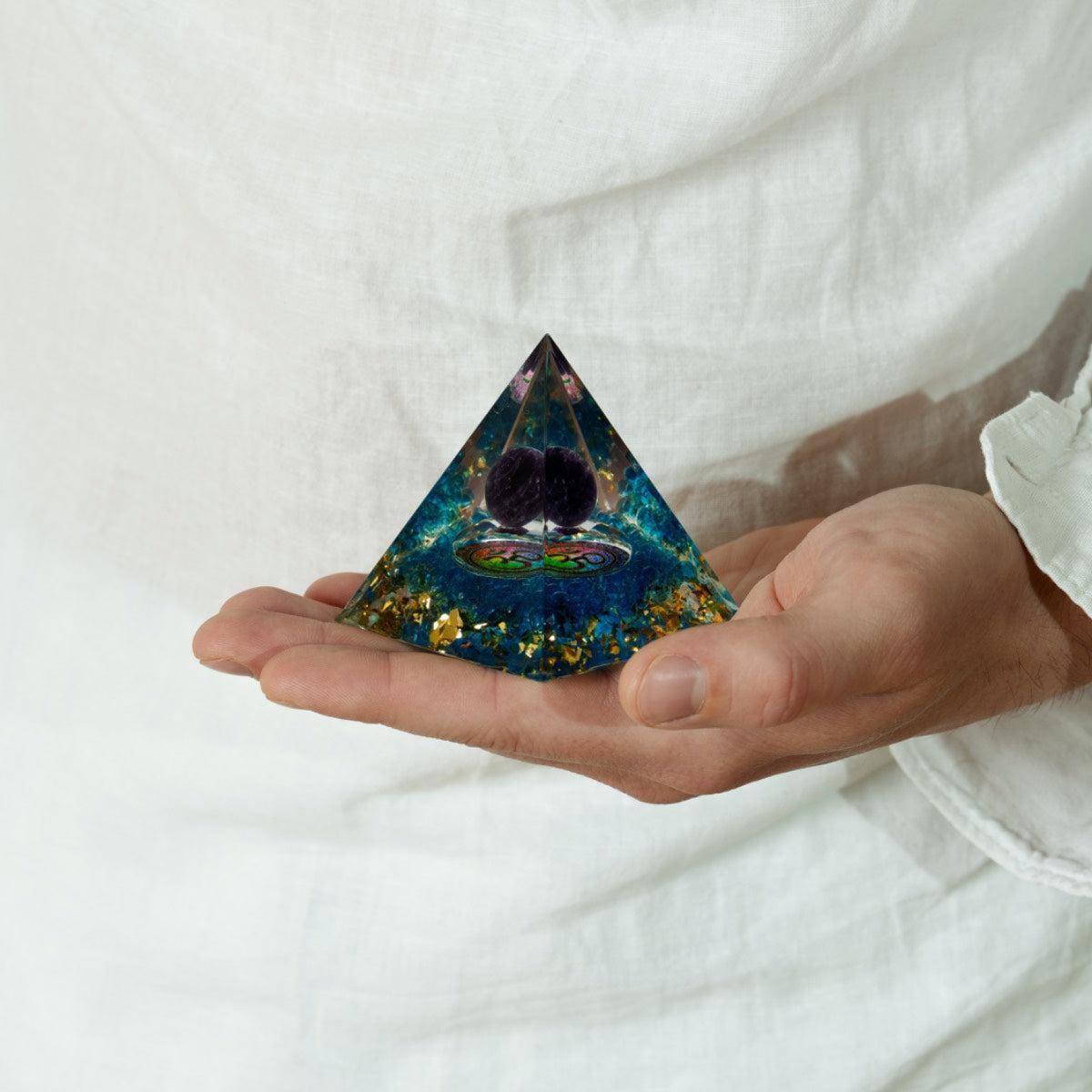 Pyramide Orgonite «Om», sphère Améthyste, Quartz bleu et feuilles d’or