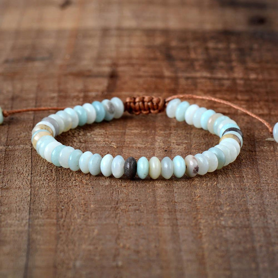 Bracelet «Joie de vivre» en perles d’Amazonite et cuir tissé