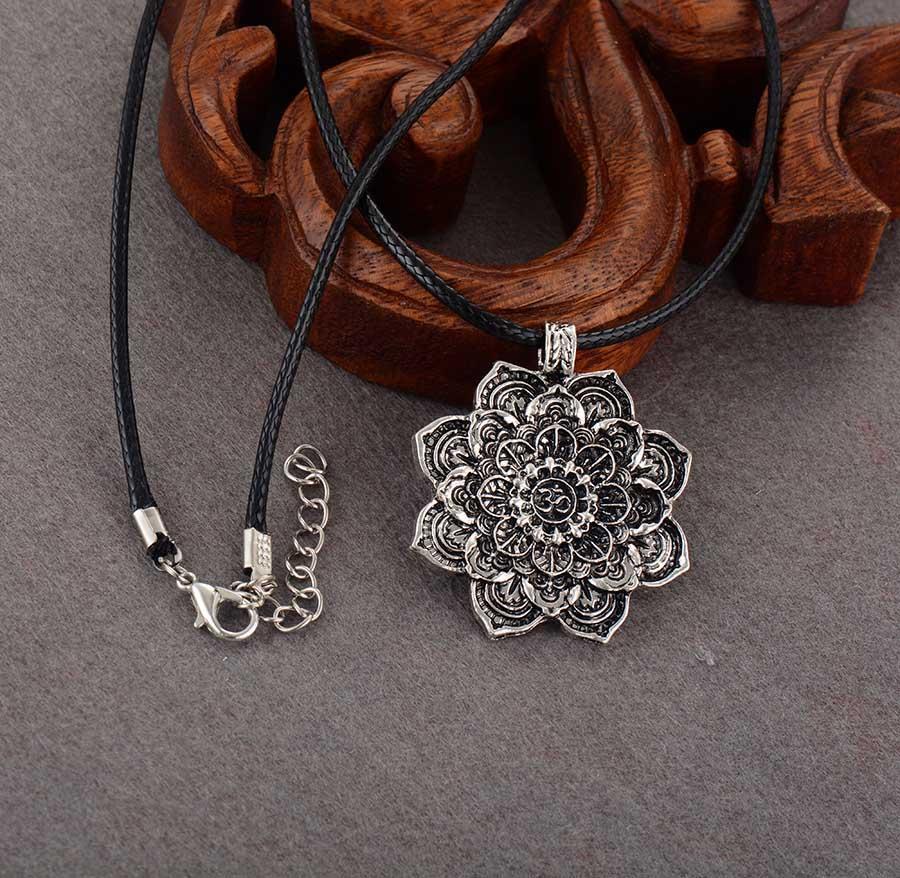 Collier pendentif tibétain mandala, Fleur de Lotus et « Om »