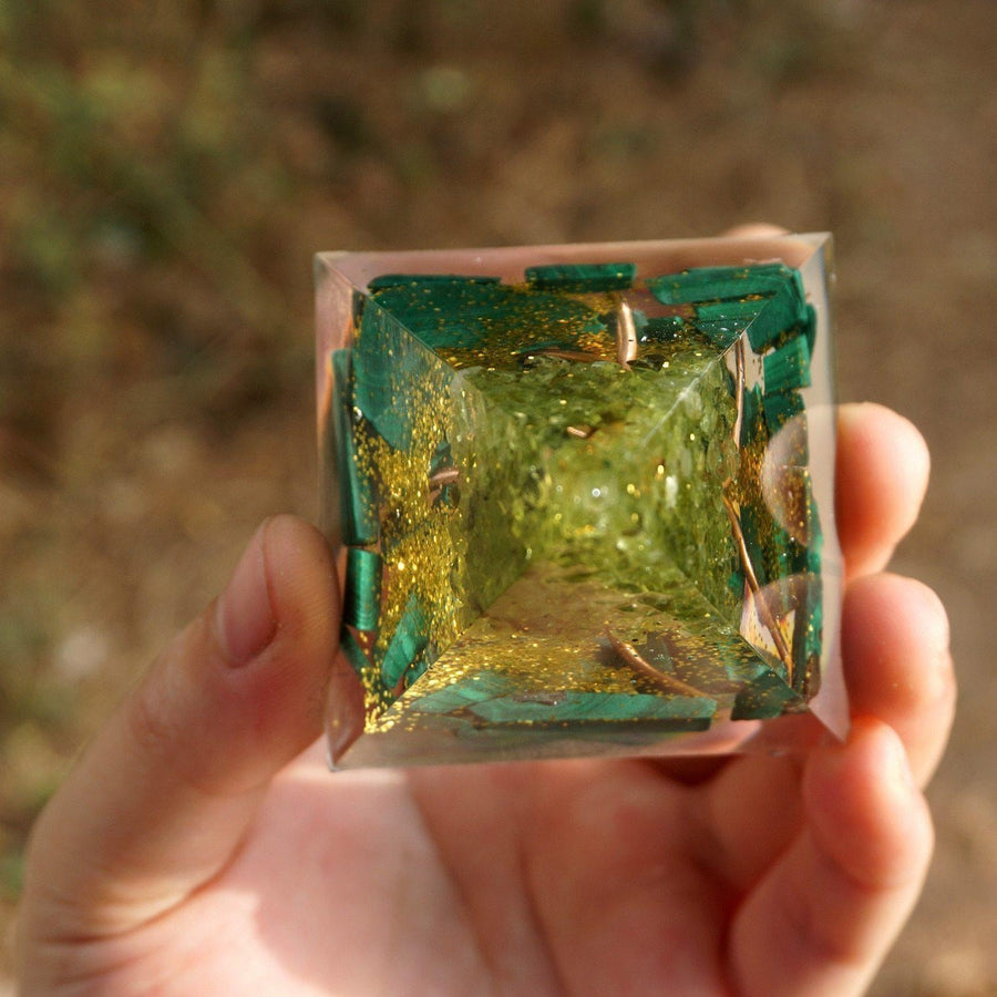 Pyramide Orgonite «Arbre de Vie» Malachite, Péridot et feuilles d’or