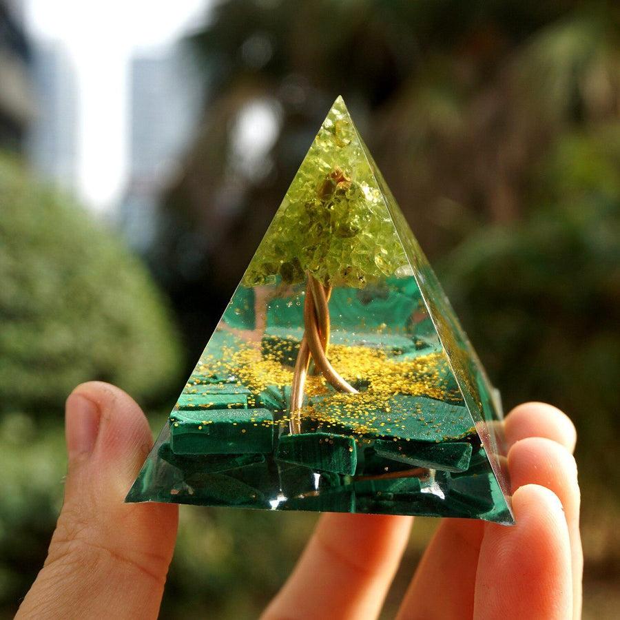 Pyramide Orgonite «Arbre de Vie» Malachite, Péridot et feuilles d’or
