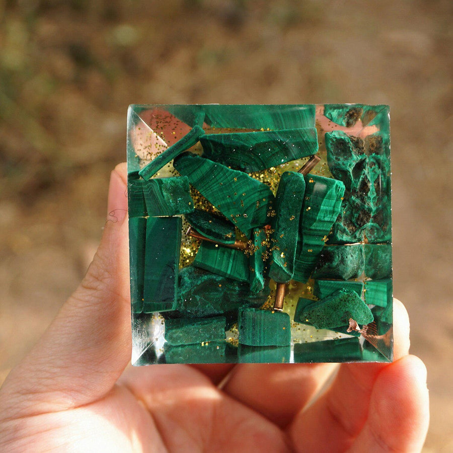 Pyramide Orgonite «Arbre de Vie» Malachite, Péridot et feuilles d’or