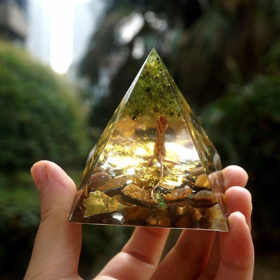 Pyramide Orgonite «Arbre de Vie» Œil de tigre, Péridot et feuilles d’or