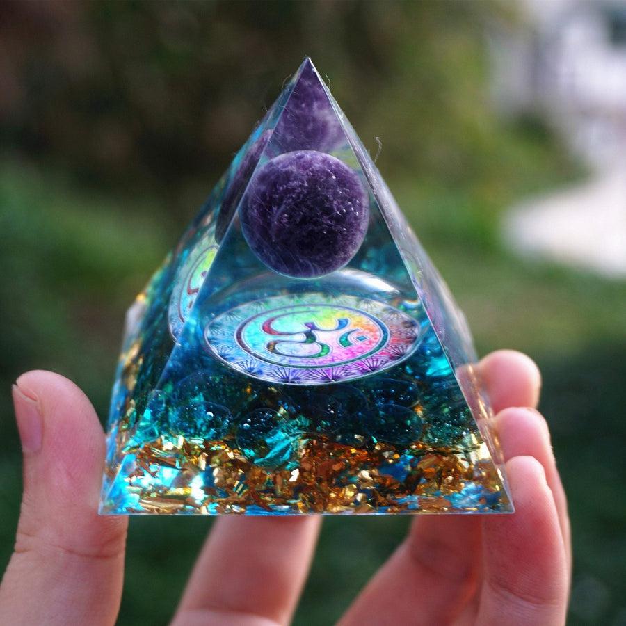 Pyramide Orgonite «Om», sphère Améthyste, Quartz bleu et feuilles d’or