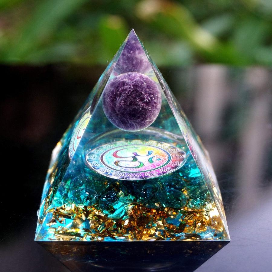 Pyramide Orgonite «Om», sphère Améthyste, Quartz bleu et feuilles d’or