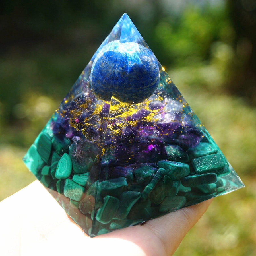 Pyramide Orgonite, sphère Lapis Lazuli, Améthyste et Malachite