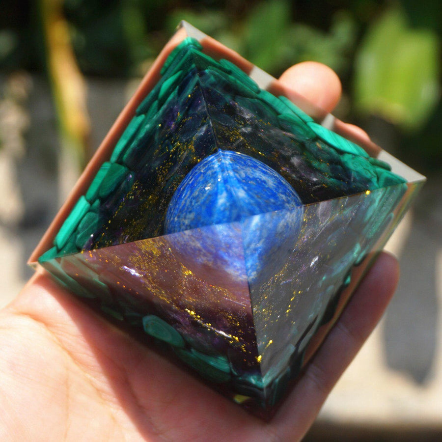 Pyramide Orgonite, sphère Lapis Lazuli, Améthyste et Malachite