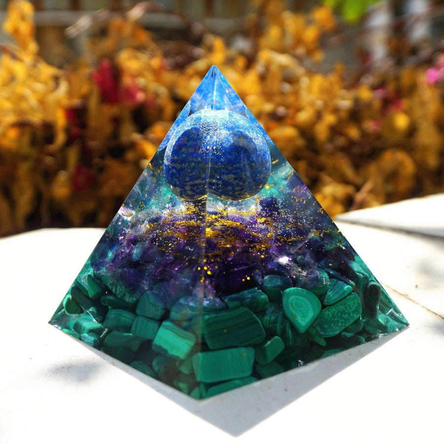 Pyramide Orgonite, sphère Lapis Lazuli, Améthyste et Malachite
