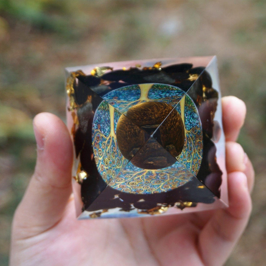 Pyramide Orgonite sphère Œil de tigre, Obsidienne et feuille d’or
