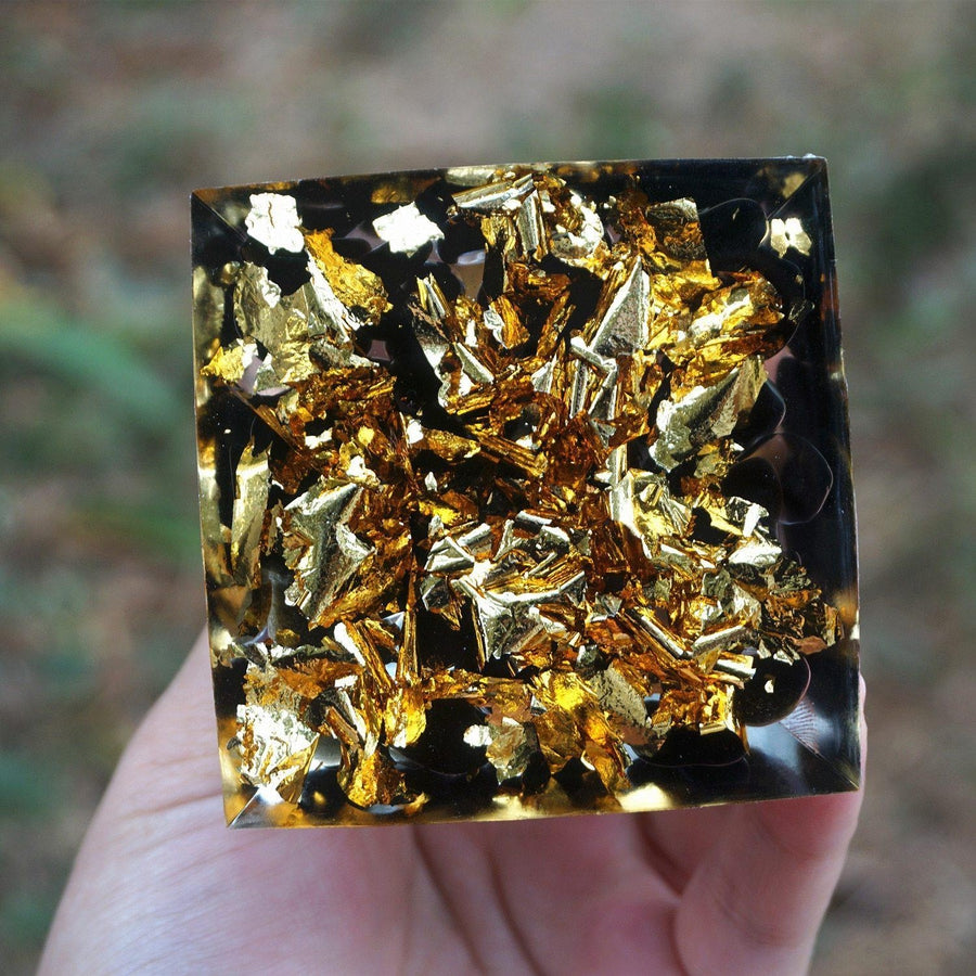 Pyramide Orgonite sphère Œil de tigre, Obsidienne et feuille d’or