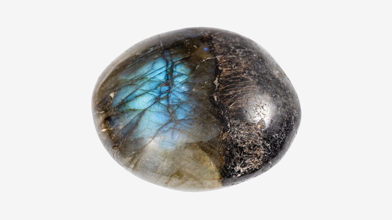 Labradorite : Signification, Vertus et Bienfaits de cette pierre