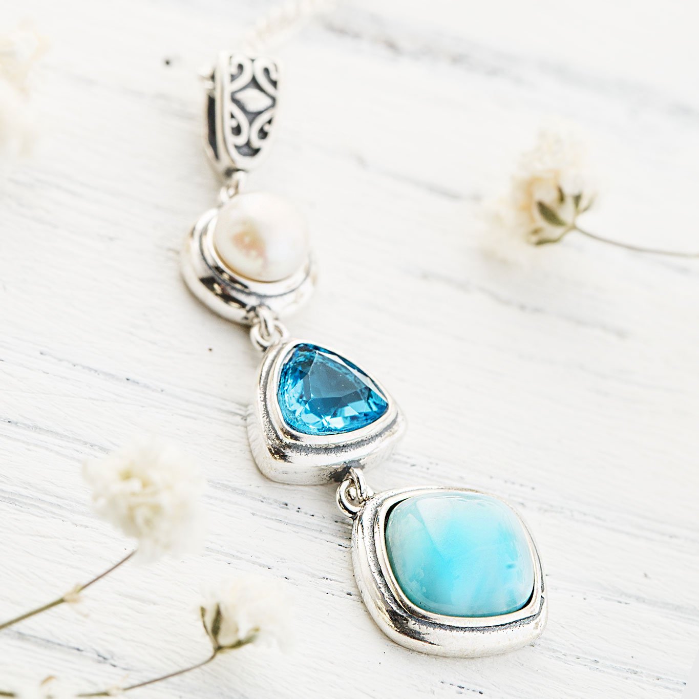 Macro du pendentif Larimar, topaze bleue et perle