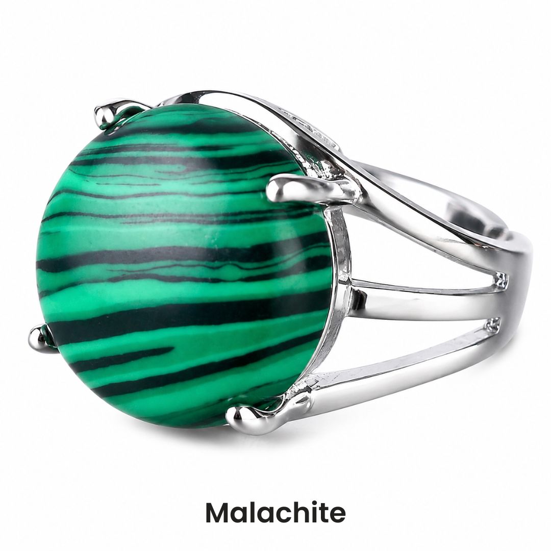 Bague cabochon en pierre sertie griffes