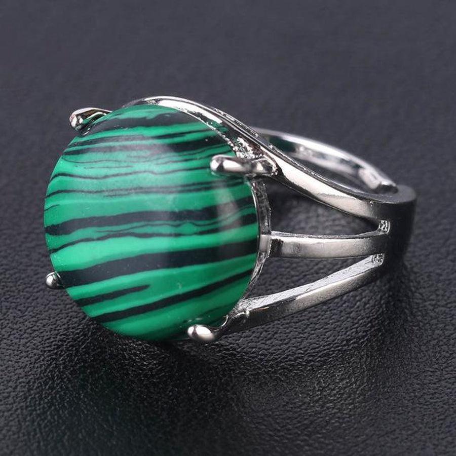 Bague cabochon en pierre sertie griffes
