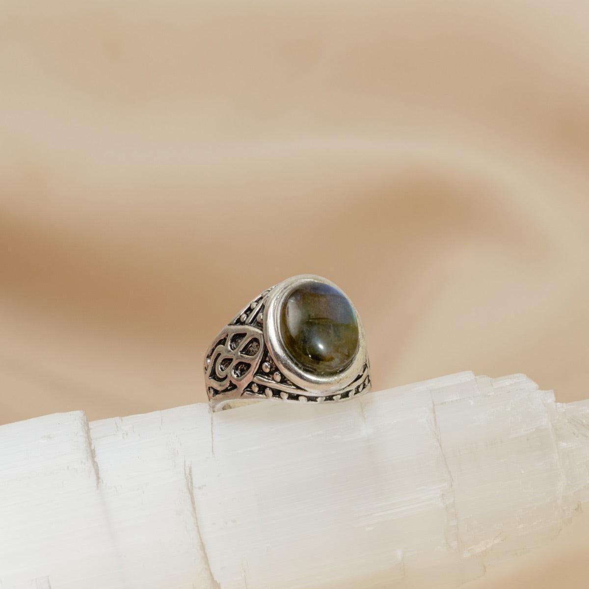 Bague de style antique en Labradorite (taille ajustable)