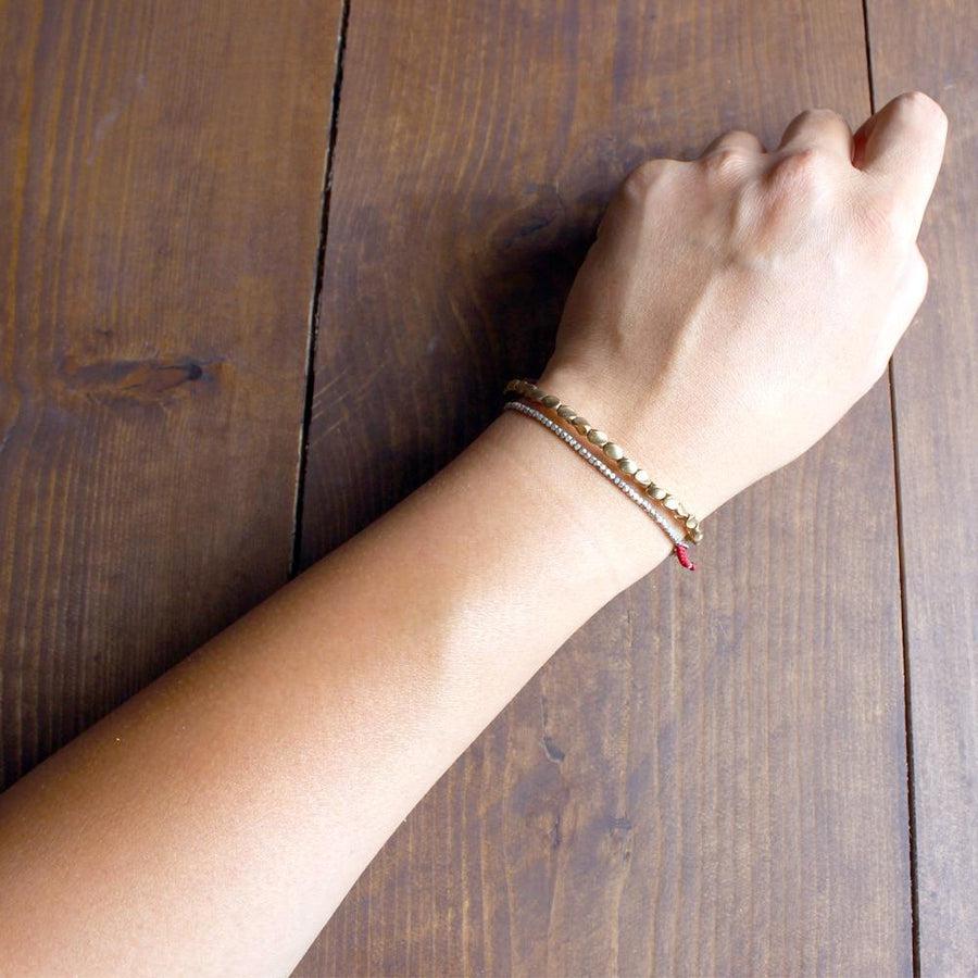 Bracelet bouddhiste en perles de cuivre et cordon coloré