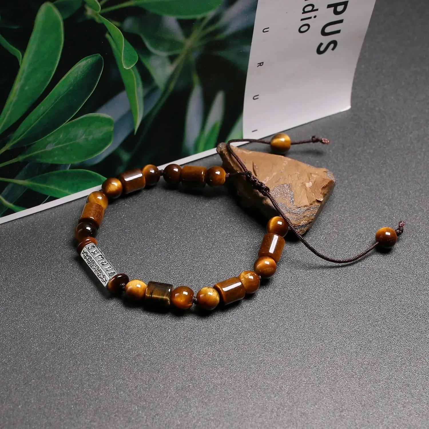 Bracelet de prière bouddhiste avec perle « Om » en pierre d'Œil de tigre