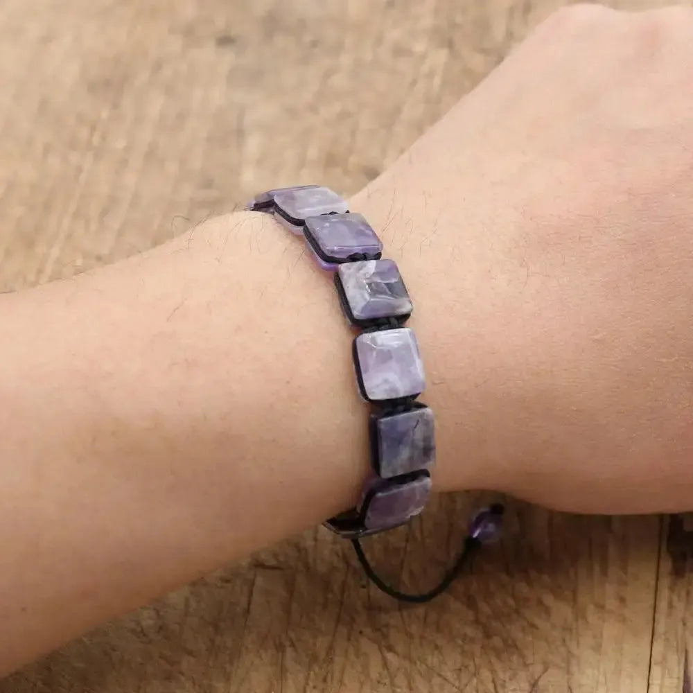 Bracelet type Shamballa en pierres d'Améthyste carrées