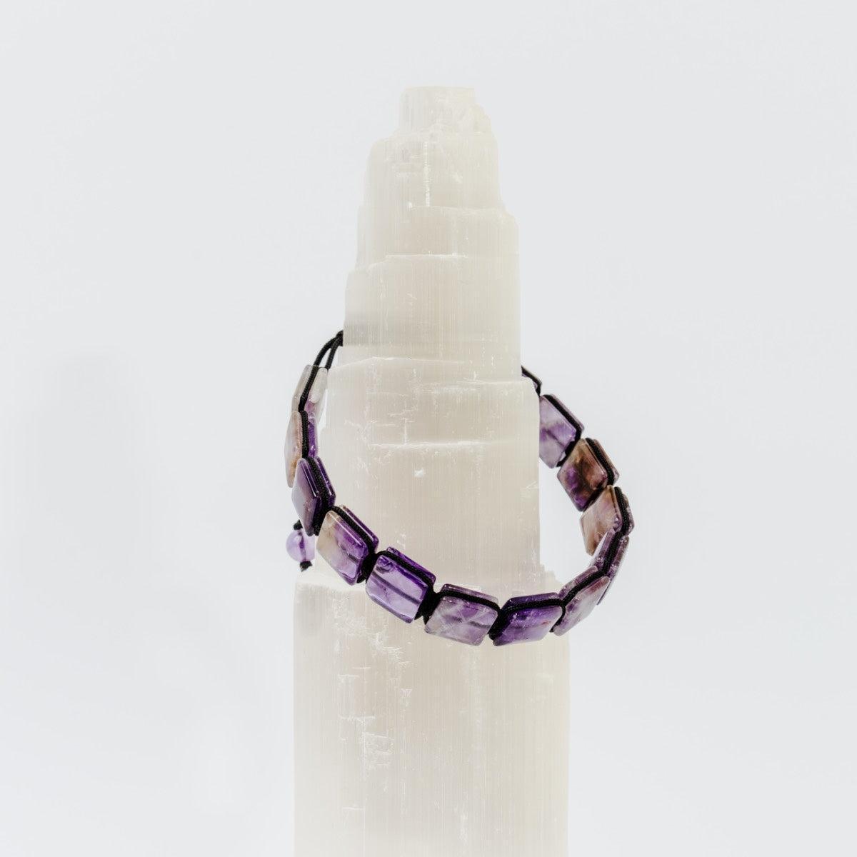 Bracelet type Shamballa en pierres d'Améthyste carrées