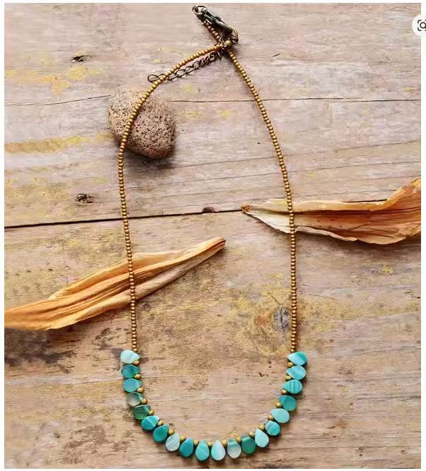 Collier en perles d’Agate et fines perles de rocaille