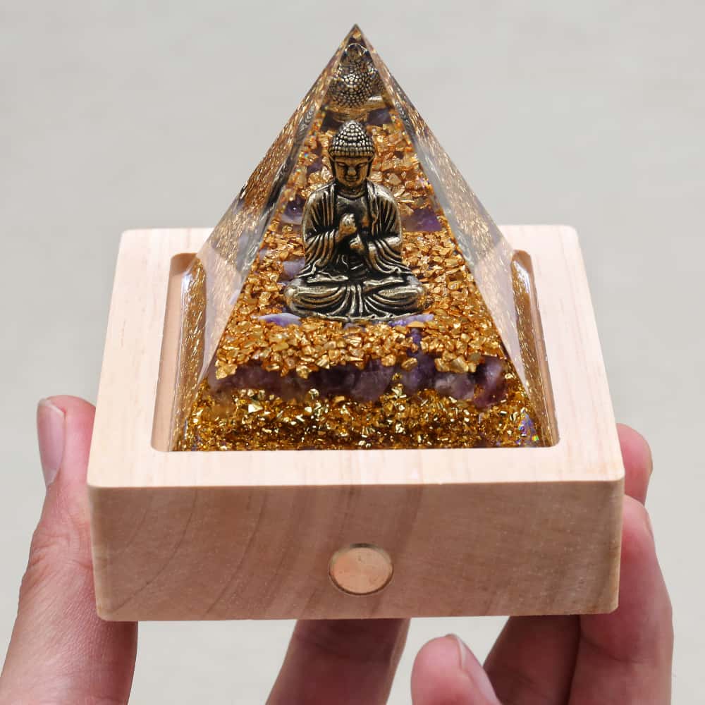 Pyramide Orgonite Bouddha de la Sagesse en Améthyste et Feuille d'or