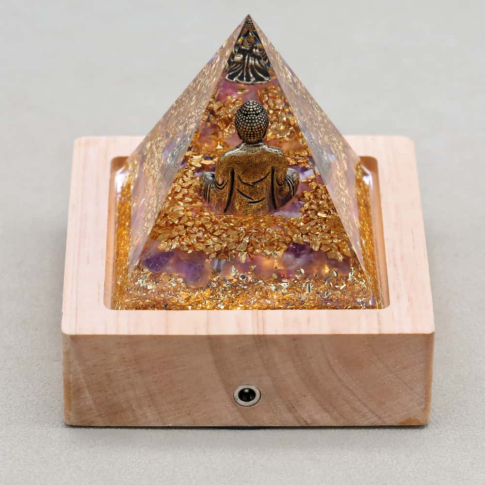 Pyramide Orgonite Bouddha de la Sagesse en Améthyste et Feuille d'or
