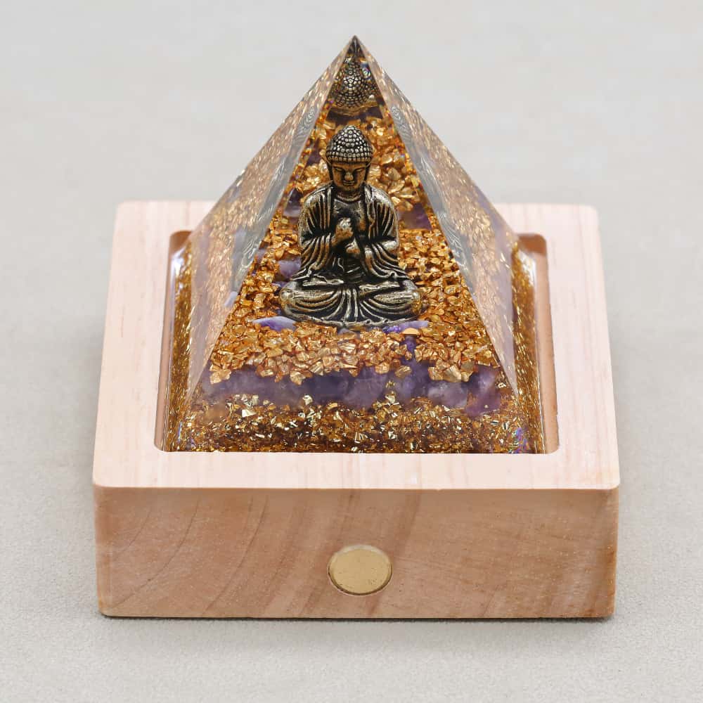 Pyramide Orgonite Bouddha de la Sagesse en Améthyste et Feuille d'or