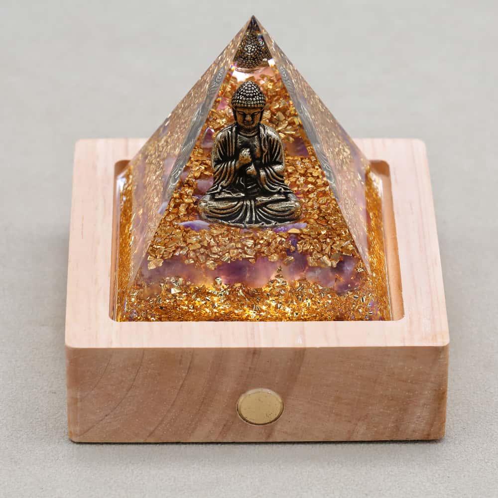 Pyramide Orgonite Bouddha de la Sagesse en Améthyste et Feuille d'or
