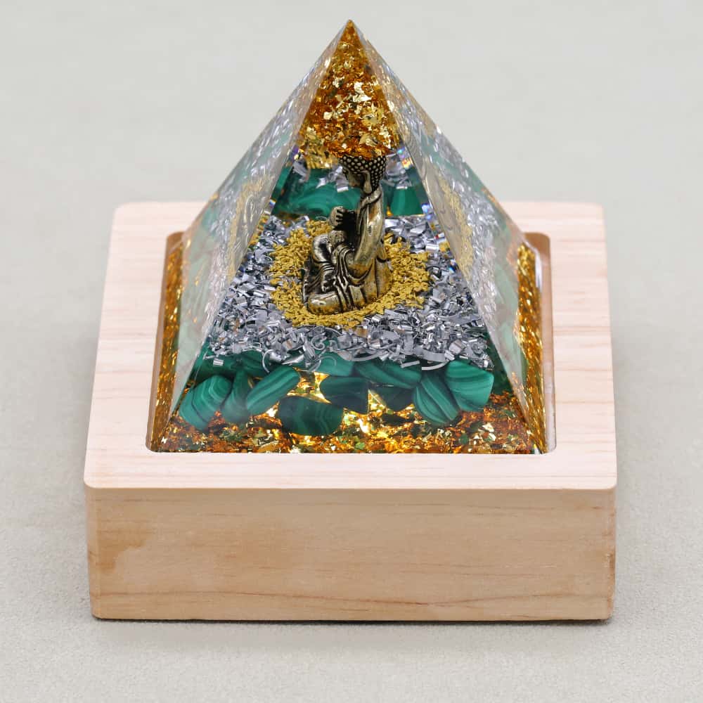 Pyramide Orgonite Bouddha de la Sagesse en Malachite et Feuille d'or