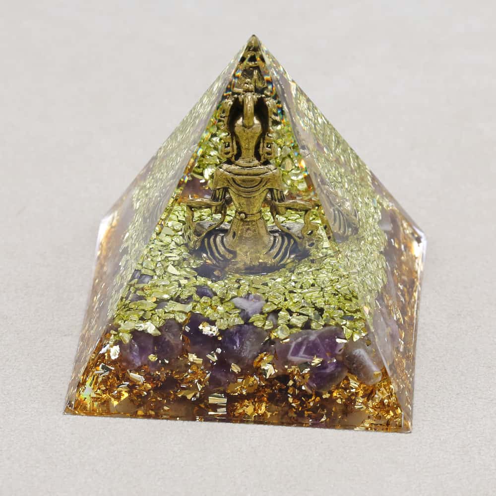 Pyramide Orgonite Bouddha en Améthyste, Péridot et Feuille d'or