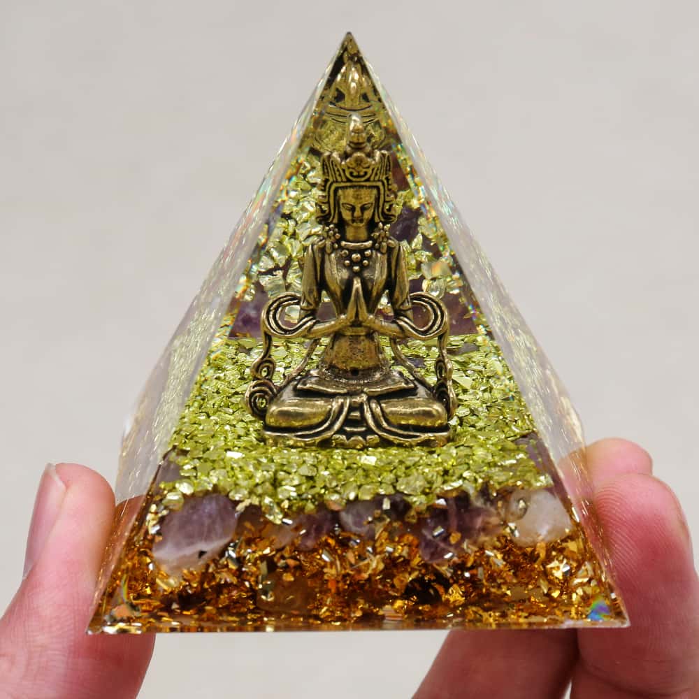 Pyramide Orgonite Bouddha en Améthyste, Péridot et Feuille d'or