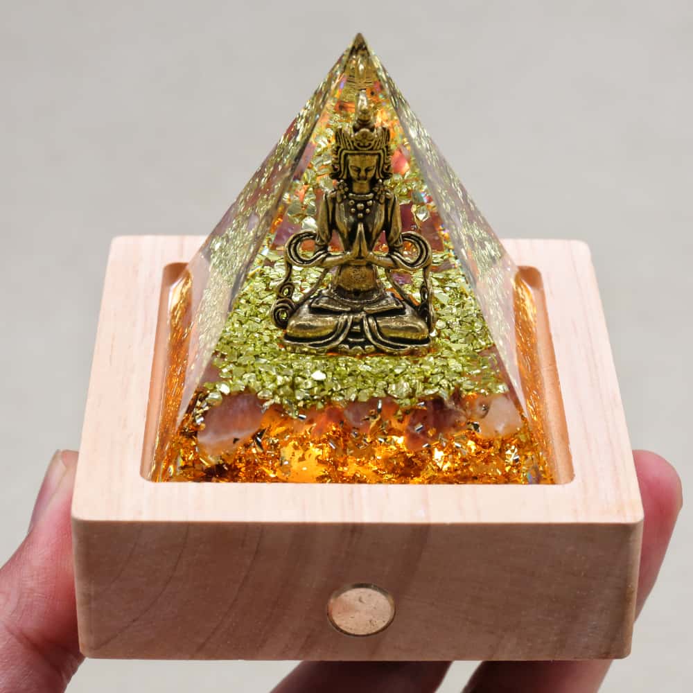 Pyramide Orgonite Bouddha en Améthyste, Péridot et Feuille d'or