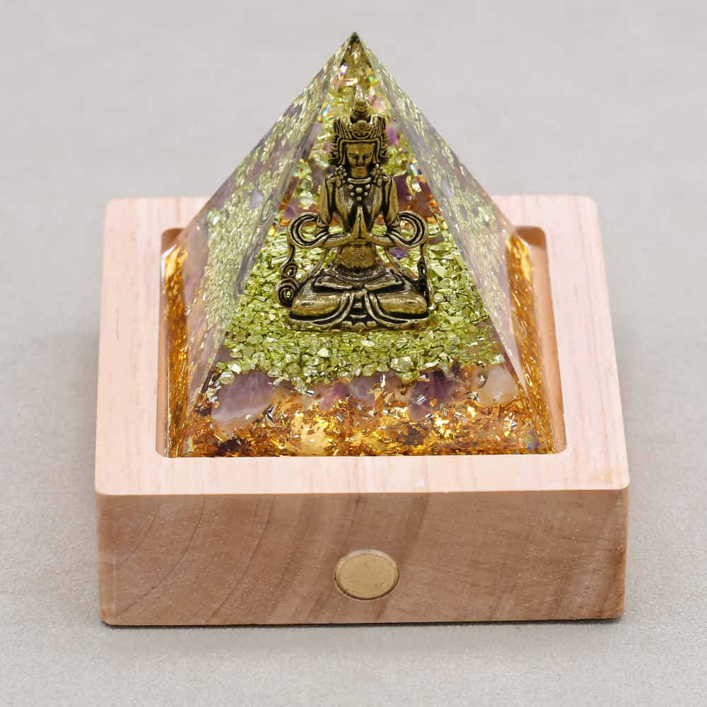 Pyramide Orgonite Bouddha en Améthyste, Péridot et Feuille d'or