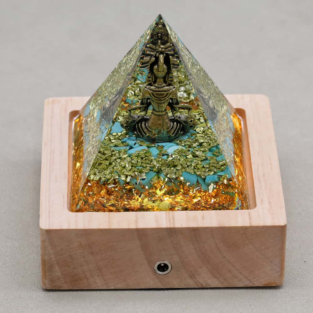 Pyramide Orgonite Bouddha en Turquoise, Péridot et Feuille d'or