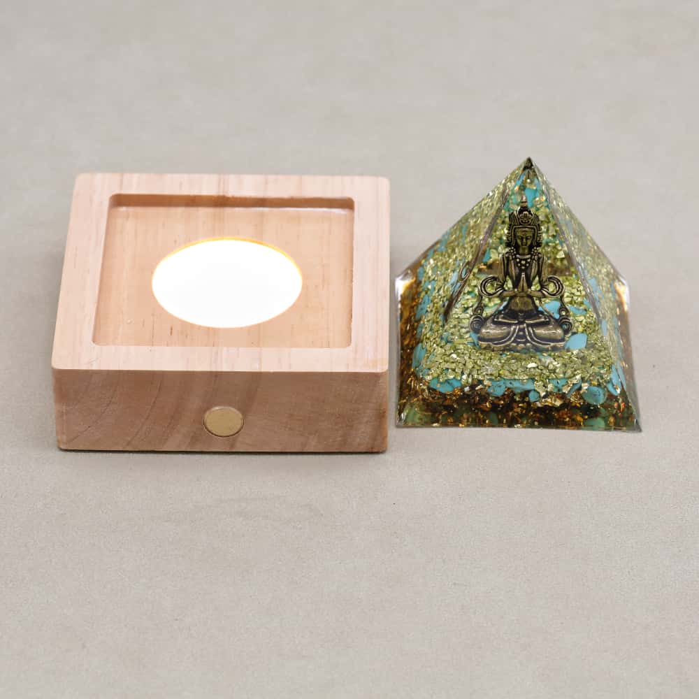 Pyramide Orgonite Bouddha en Turquoise, Péridot et Feuille d'or