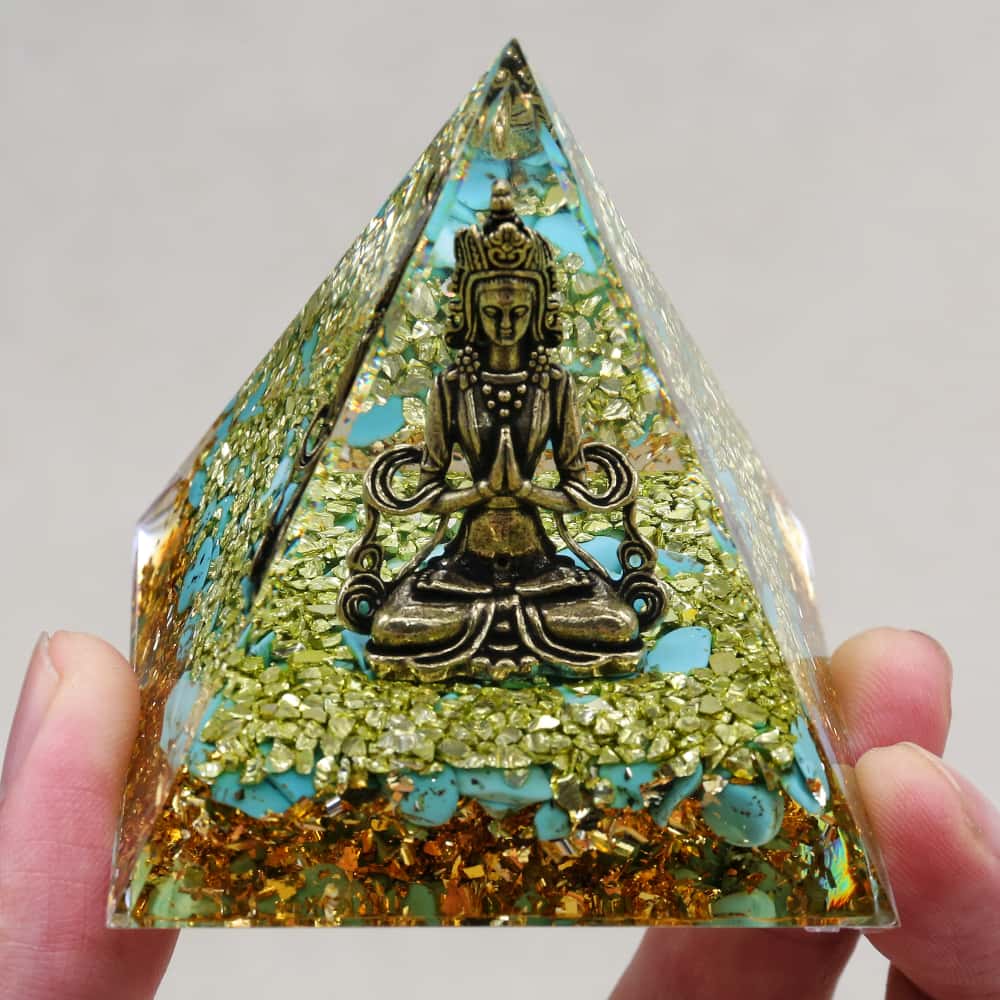 Pyramide Orgonite Bouddha en Turquoise, Péridot et Feuille d'or