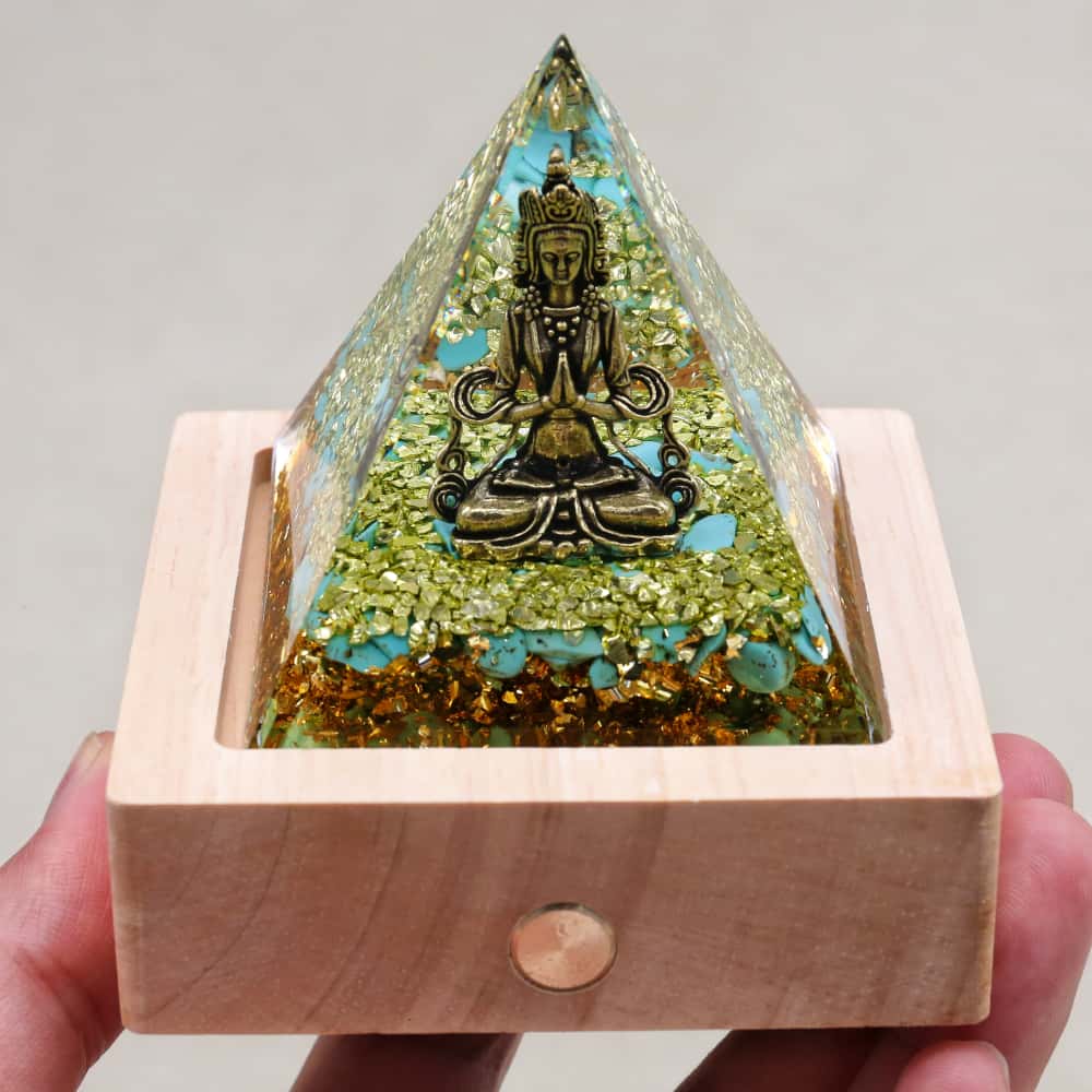 Pyramide Orgonite Bouddha en Turquoise, Péridot et Feuille d'or