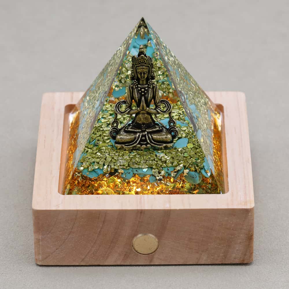 Pyramide Orgonite Bouddha en Turquoise, Péridot et Feuille d'or