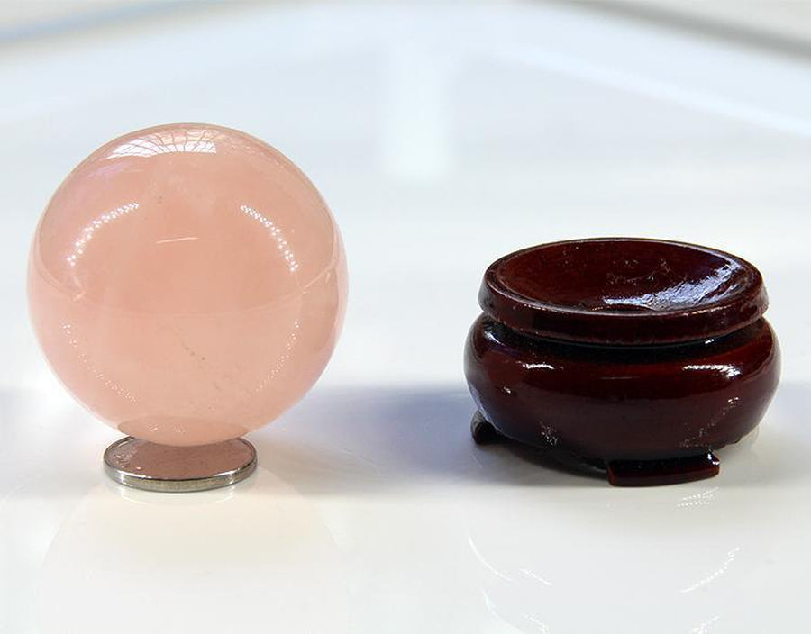 Sphère de Quartz rose naturel sur socle en bois