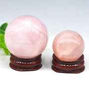 Sphère de Quartz rose naturel sur socle en bois