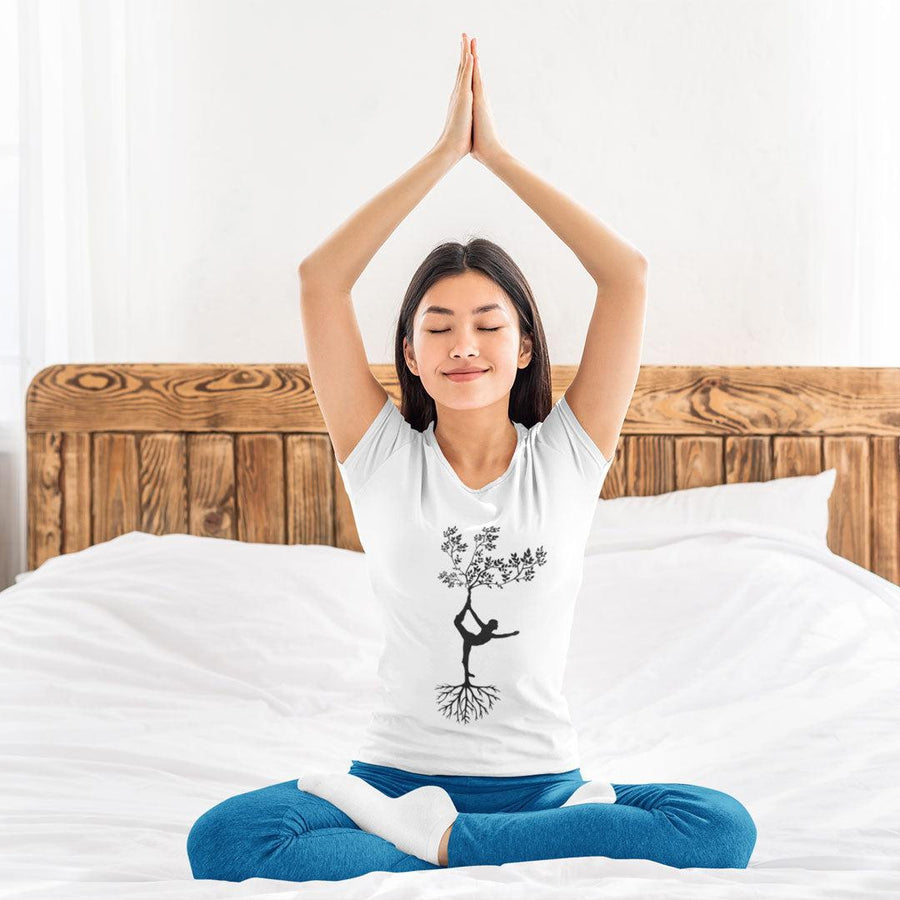 T-shirt col V en coton bio «Yoga tree 1» pour Femme