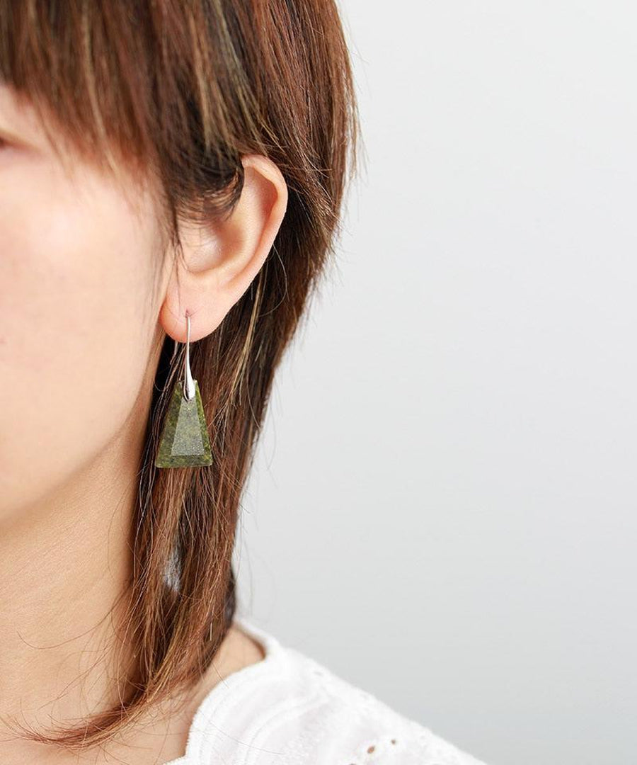 Boucles d’oreilles pendantes forme trapèze facettée en Jaspe vert