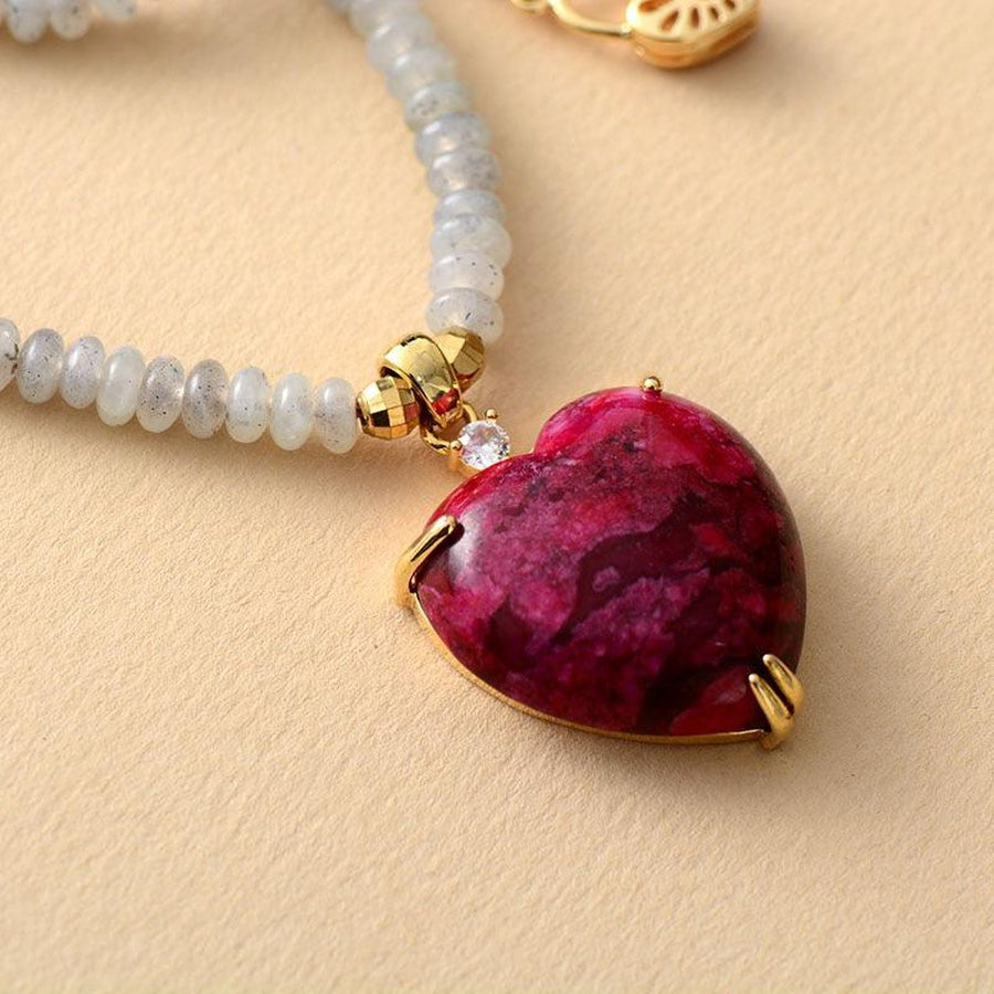 Collier pendentif cœur rouge et perles en Labradorite