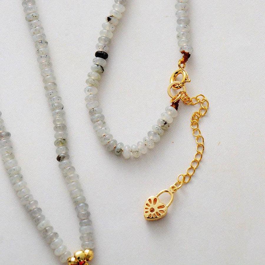 Collier pendentif cœur rouge et perles en Labradorite