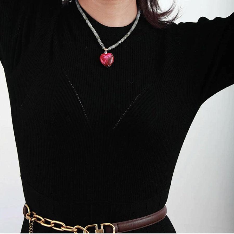 Collier pendentif cœur rouge et perles en Labradorite