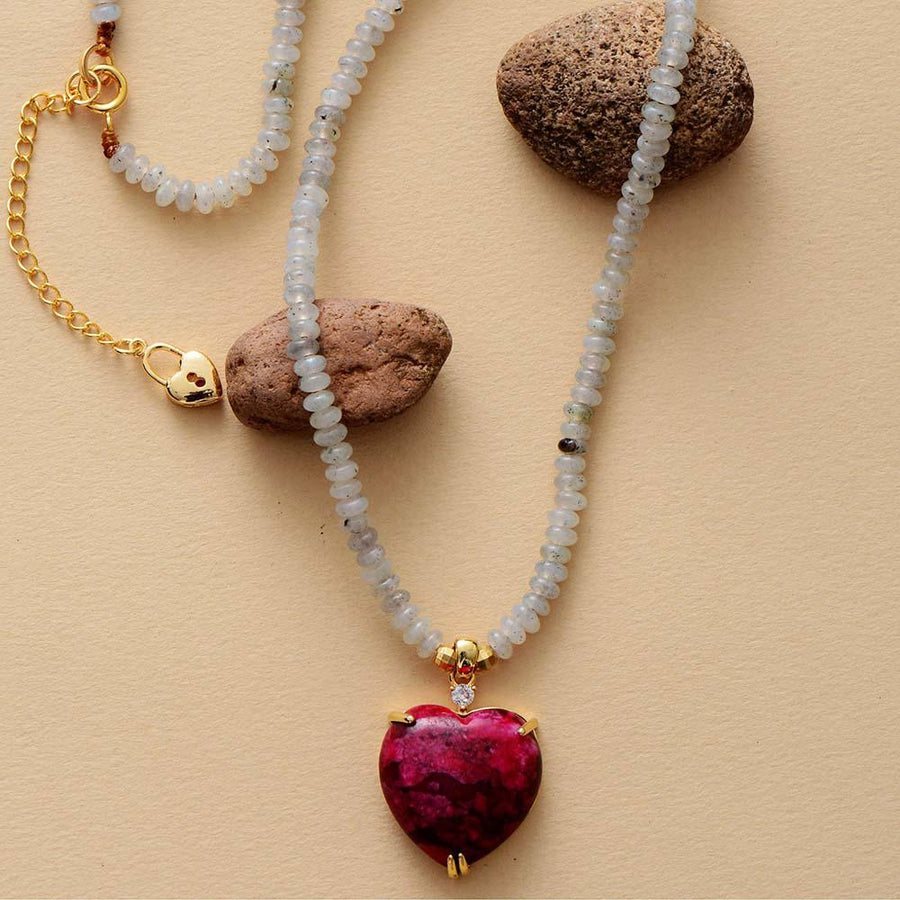 Collier pendentif cœur rouge et perles en Labradorite