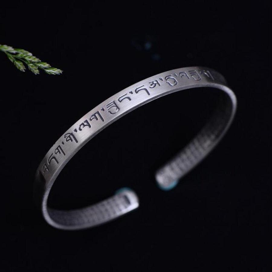 Bracelet ouvert gravé du « Om Mani Padme Hum »